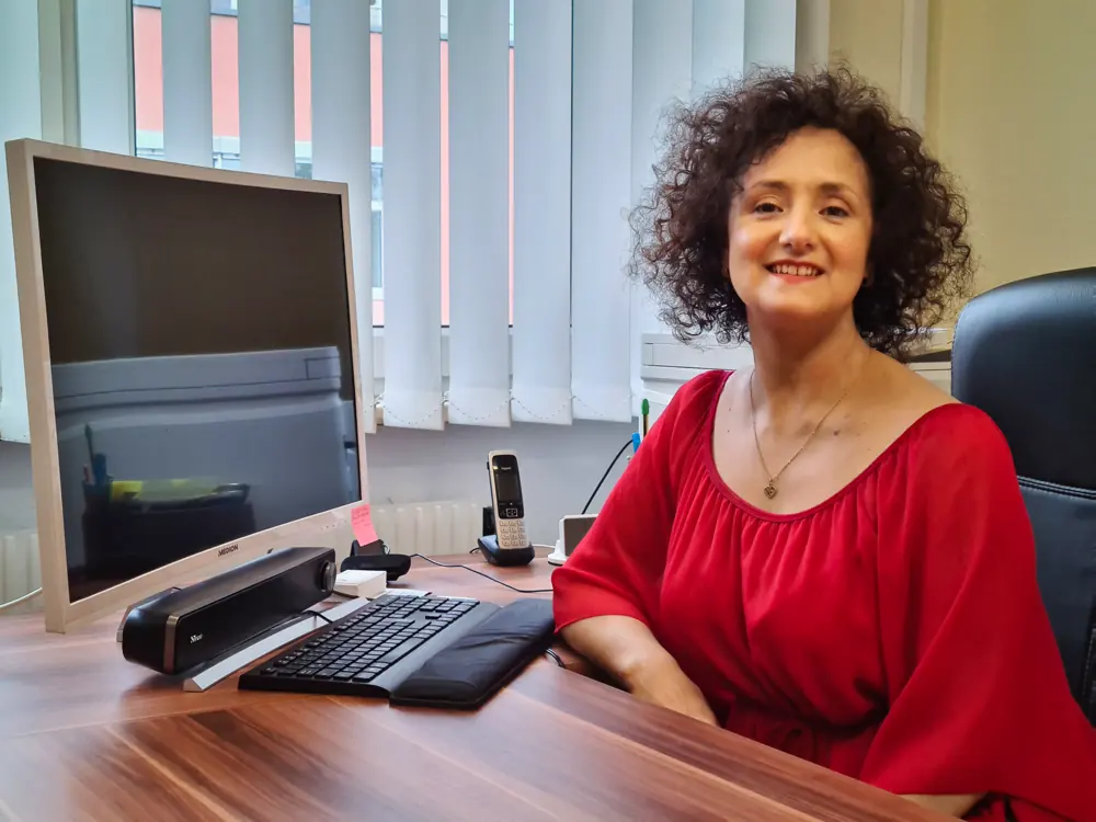 Katerina Passameras am Schreibtisch im Büro der Praxis