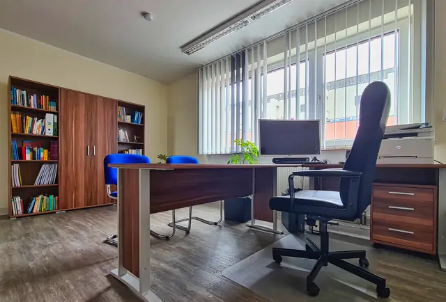 Büro mit Schreibtisch, Bürostuhl und Bücherregal